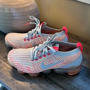 Nike Vapor Max tennis shoes. Women’s size 8. In excellent like new condition.